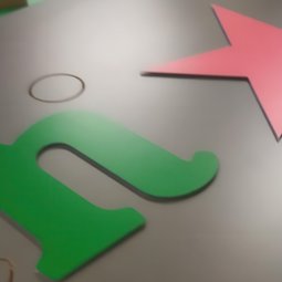 Лазерно изрязване на рекламни букви от цветен плексиглас.